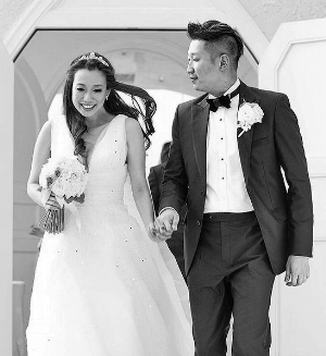 吴辰君(左)前年和廖怀南举行婚礼(资料图片)