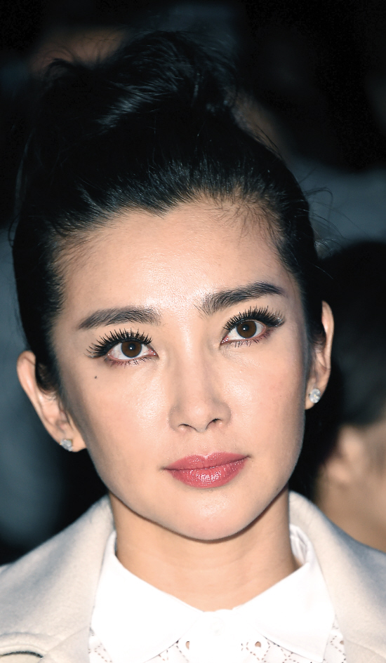 裸妆之上粗眉来袭