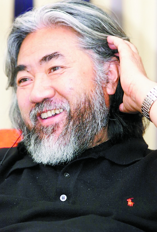 (特派记者 裘晋奕)暌违6年,再拍金庸剧的大胡子名导张纪中在浙江安吉