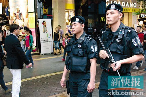 持枪特警在北京路巡逻. 新快报记者 曾泓/摄