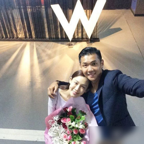 范玮琪捧花与老公甜蜜相依 庆祝结婚三周年