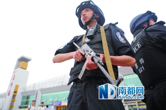 民警穿防弹衣 持微型冲锋枪|民警|特警_凤凰资讯