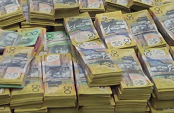 澳清洁工拾金不昧上交10万美金获76万美元奖励图