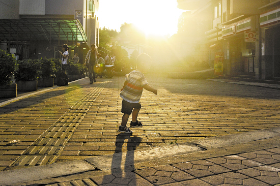 昨天,海珠区一小孩在阳光下学走路 羊城晚报记者 宋金峪 摄