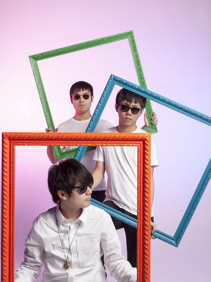 跟朋友就坐在对面的马路牙子上,等着排在carsick cars前面的乐队演完