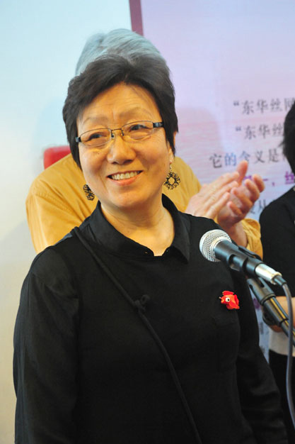 让艺术创新惠及大众 东华大学丝网花精品展开幕 吴静芳教授15载传播