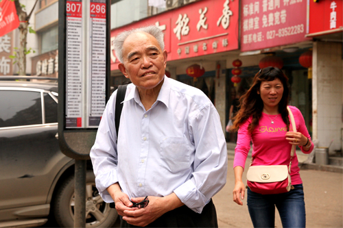 到了车站,王老揩了揩汗,抬头张望等待公汽的到来.