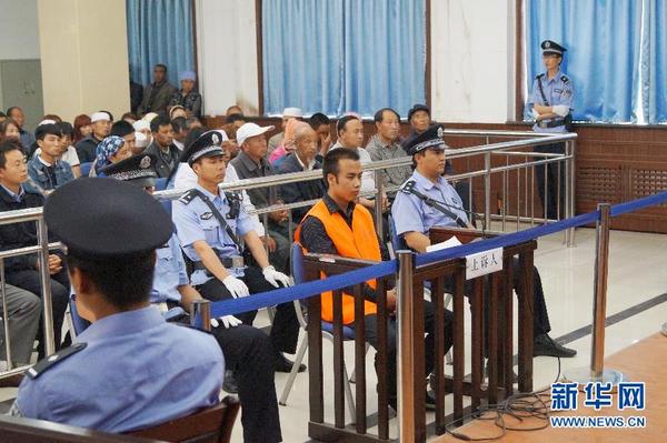 6月12日,上诉人麻永东(前右二)在彭阳县人民法院法庭上.