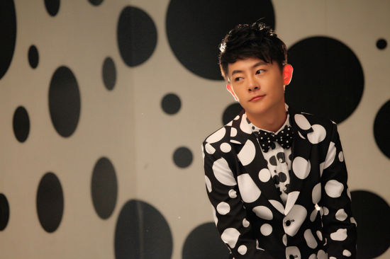 张皓然曝《小时代》mv 波点造型秀舞技(图)