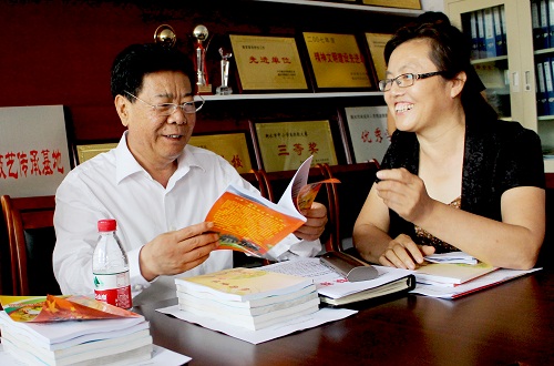 艾文礼查阅滏阳小学编写的优秀童谣集.(资料图)