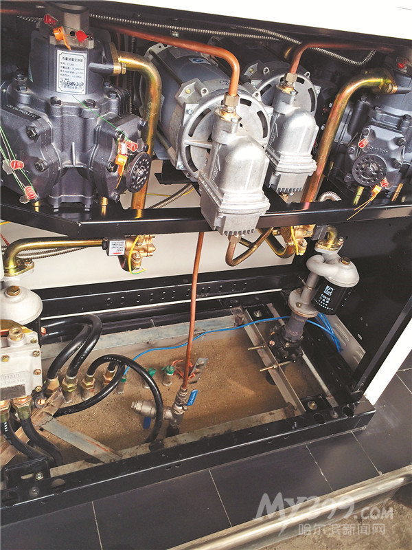 加油机内部增加了收集油气的抽气泵.
