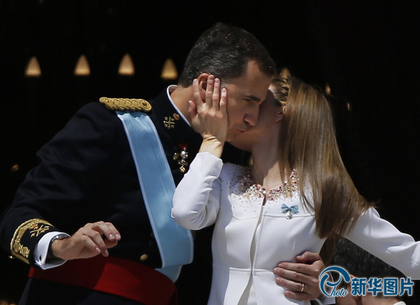 日,西班牙马德里,新国王费利佩六世在皇宫阳台上亲吻妻子莱蒂齐亚王后