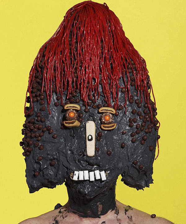 英艺术家用垃圾食品制作恐怖怪物 抗议垃圾食品泛滥