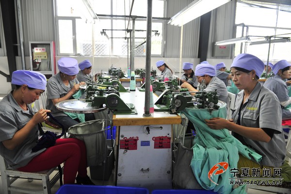 中银绒业针织厂进农村解决移民就业