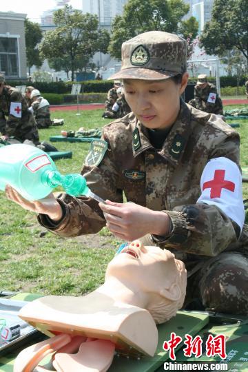 南京军区第85医院女军医宋莉莉博士先要当好战士