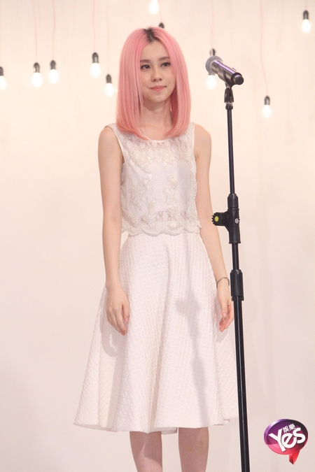 白安染粉发似精灵为猫咪过世泪洒记者会组图