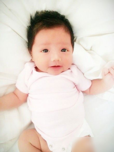 娱乐 宋晓波怀抱女儿(资料图) "好男儿"宋晓波自从当了爸爸,常在微博