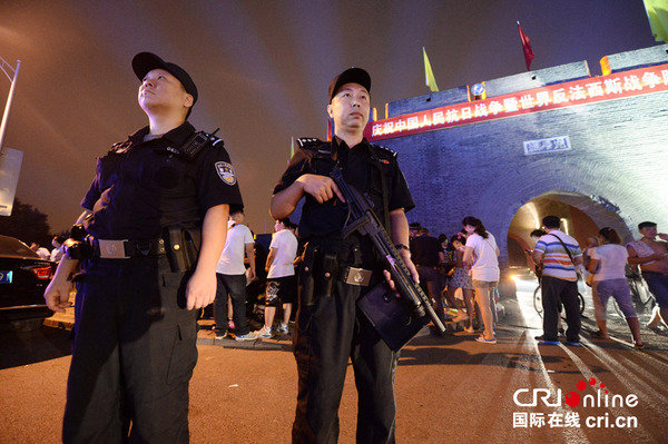年9月7日,北京景区周边,两名民警分别持防爆枪,警用转轮手枪巡逻警戒