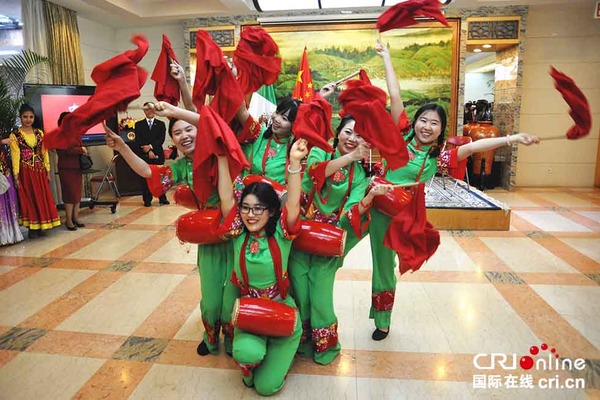 墨西哥华夏中华学院汉语教师为现场来宾表演中国传统腰鼓舞