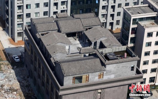 建在荥阳农村信用联社院内四层小楼楼顶的仿古四合院式建筑,座南朝北