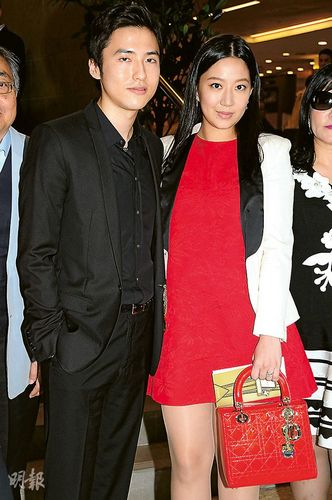 汪圆圆穿红衣为老公捧场姐夫甄子丹现身助阵图