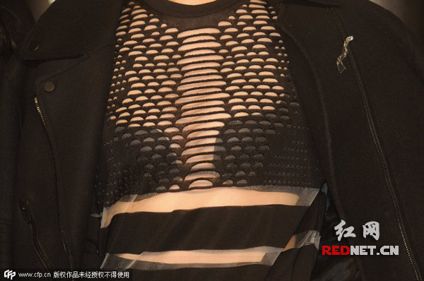 范冰冰镂空装露乳沟登时尚派对 众记者跪地采访