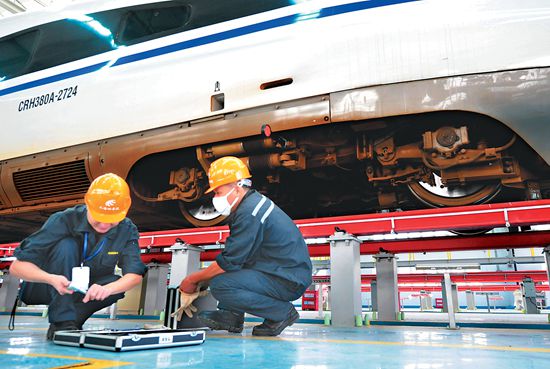 11月6日,工作人员在整理手提工具箱,准备检修动车.