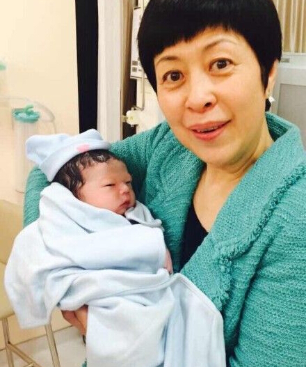 林申晒儿子正面萌照李小婉抱孙子温馨图