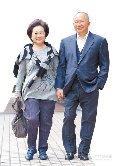 吴宇森自曝靠跳华尔兹轻松追妻子遭对方吐槽图