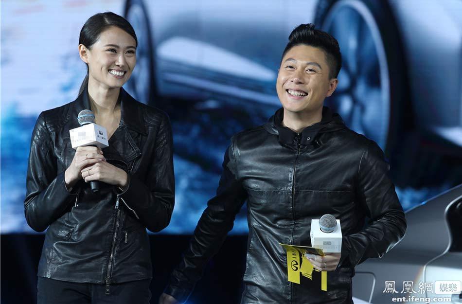 当李小鹏踩紧油门,紧急转动方向盘,开着白色跑车带着妻子李安琪行驶在