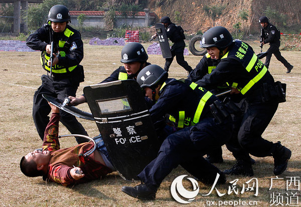 城警队员制服暴恐分子(莫崇贵摄)