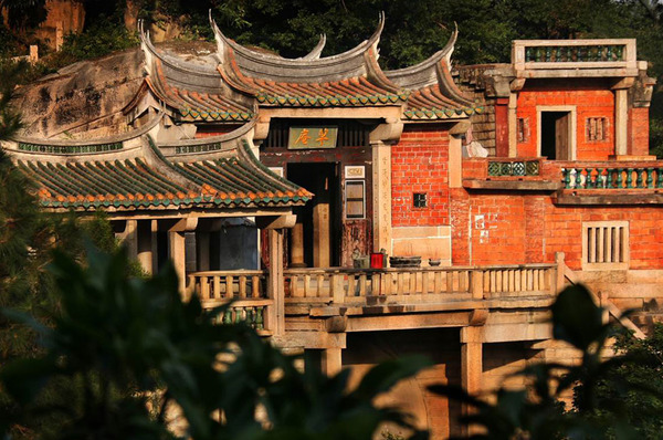 座落于华表山廲"草庵",为我国仅存完整的摩尼教遗址.