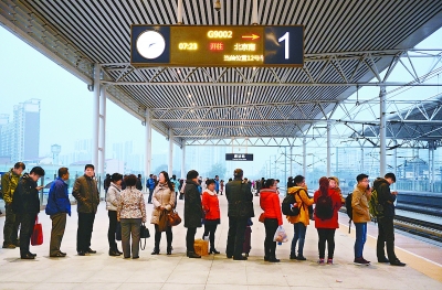 昨天7时许,廊坊火车站1号站台上,乘客们正在等候g9002列车进站.