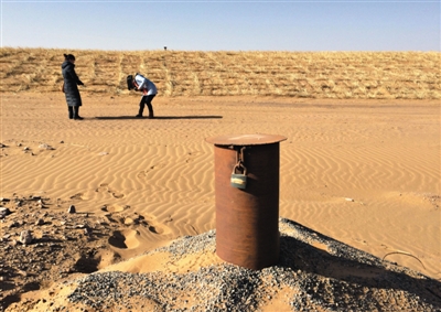 在沙漠腹地,按照地下水走向呈扇形分布16眼观测井,实时监测地下水位和