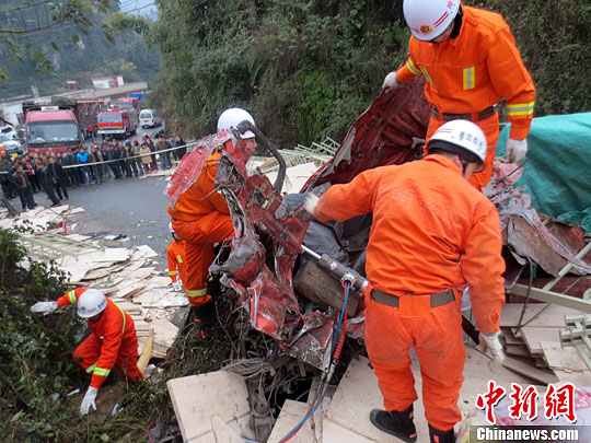 国道321线四川泸州古蔺县双沙镇境内的河豚村段一辆货车发生交通事故