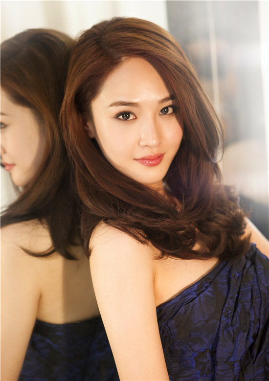 孙叮咚优雅时尚大片 展现灵气女神范儿