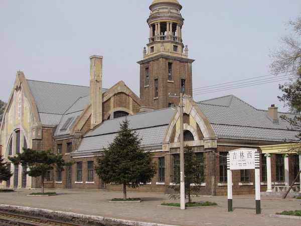 这个火车站的设计者为中国著名建筑设计大师林徽因,审定者为著名建筑