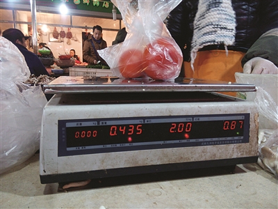 电子秤下垫泡沫,称东西会变重?