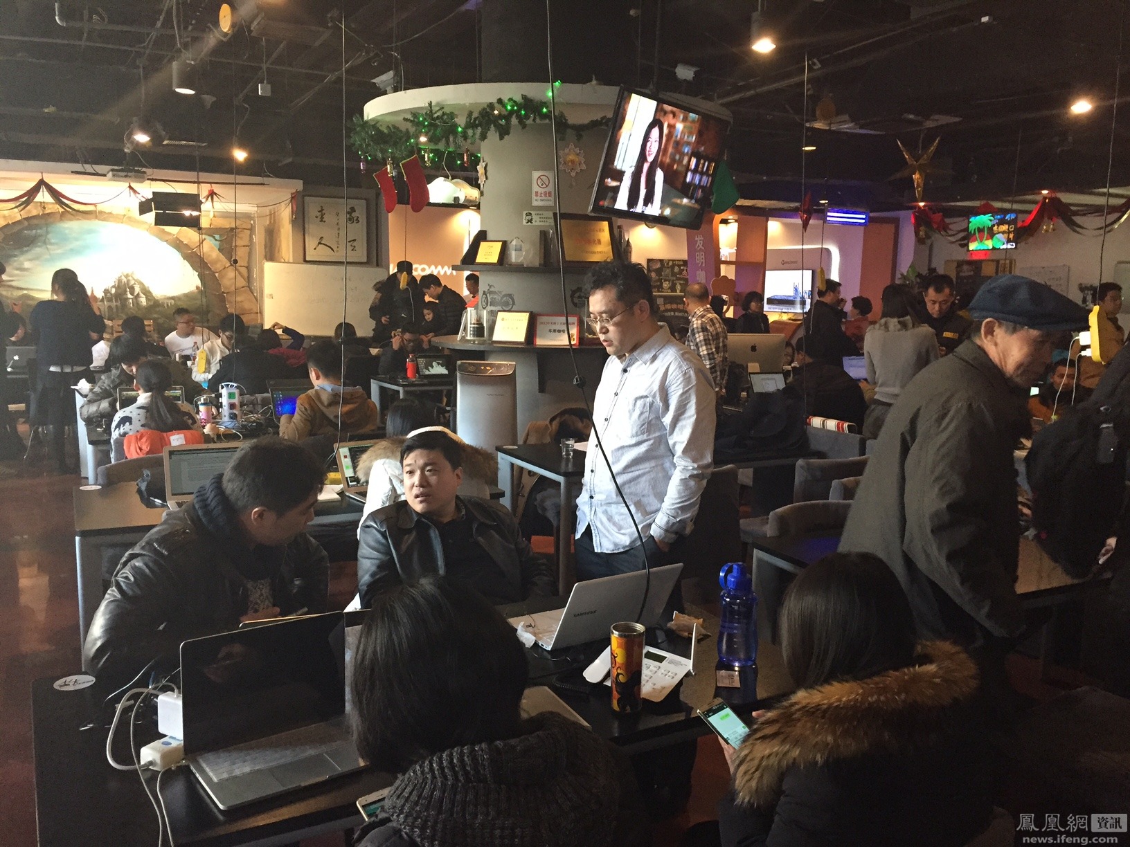 在一个周四的下午,"车库咖啡"挤挤攘攘(孙莹摄)