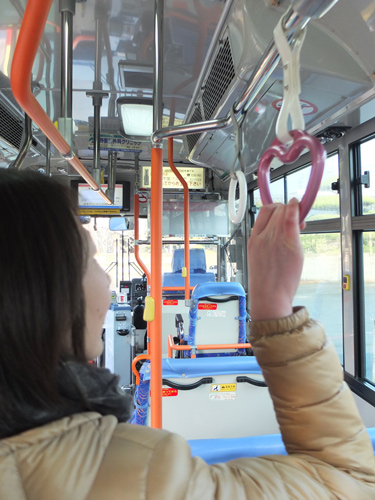 【公交车上的心形拉手】