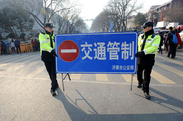 济南千佛山初一迎祈福客流辖区实行临时交通管制