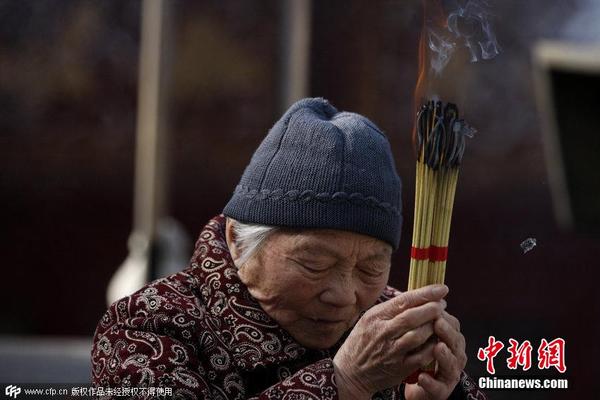 大年初五各地民众烧香拜财神