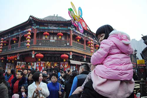 该步行街由近百家仿清代民间小式店铺组成,是天津有名的集市贸易和