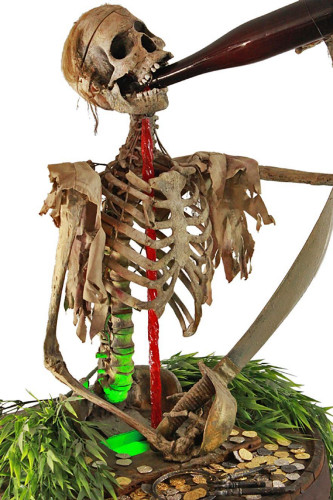 一具1967年海盗骷髅拍卖价为12.98万美元.