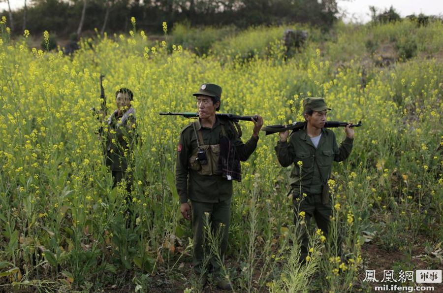 直击果敢15岁少年兵备战巡逻:面色黝黑身材矮小