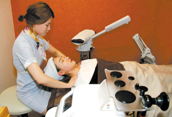 熏蒸面部可使皮肤毛孔开放,利于给皮肤补水以及促进血液循环文/羊城