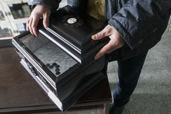 原标题:男子父亲骨灰在殡仪馆丢失 盒内仅剩硬币(图)