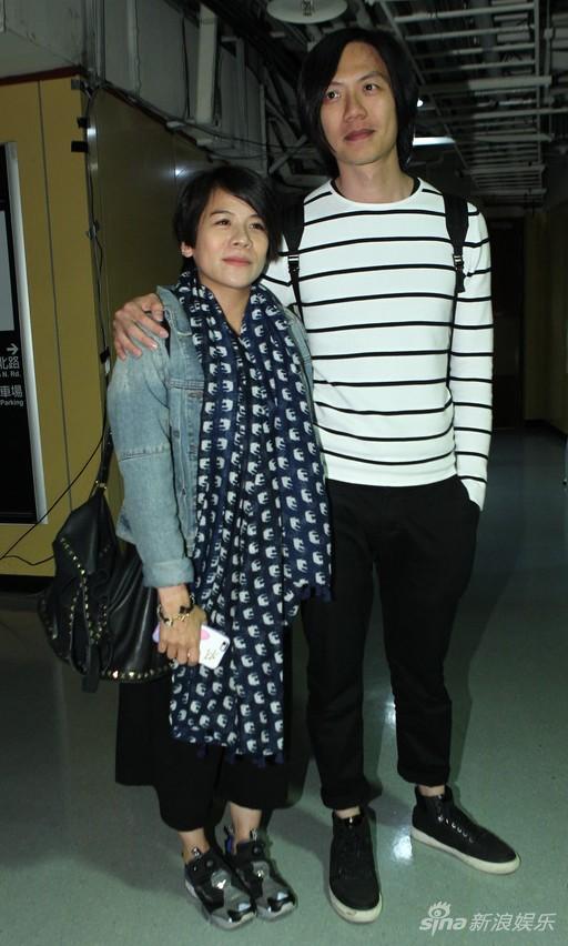 年初结婚的江美琪与乐手老公一起现身,小腹隆起的她首度松口承认怀孕