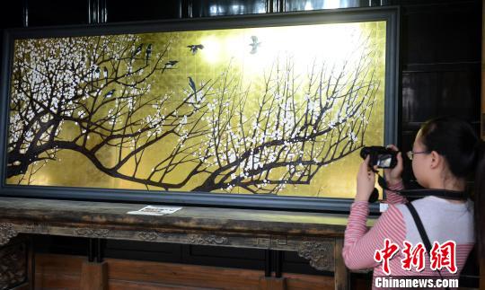 郑力为大型漆画精品《喜上眉梢》吸睛. 记者刘可耕 摄