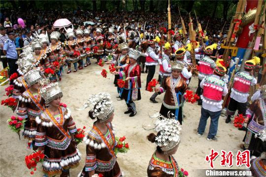 摄4月21日,农历三月三,拥有"百节之乡"美誉的广西融水苗族自治县境内